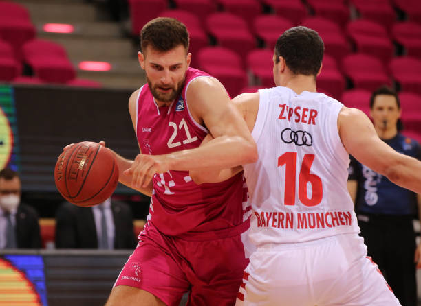 根据罗马诺 根据罗马诺